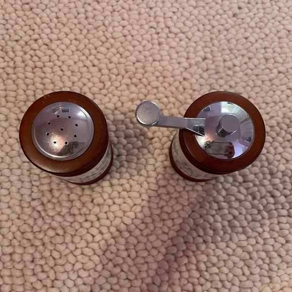 VINTAGE OLDE THOMPSON WOOD AND CERAMIC SALT SHAKER & PEPPER MILL , BLUE & WHITE - Picture 4 of 5